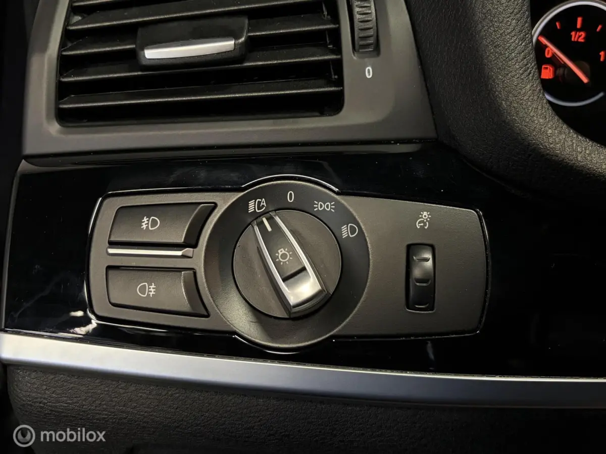 xDrive20i High Executive M SPORT CARBONSCHWARZ / LEDER / NAVI / PDC / STOELVERW. / NAP /
