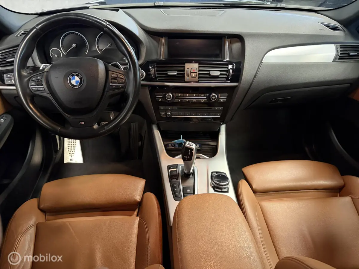 xDrive20i High Executive M SPORT CARBONSCHWARZ / LEDER / NAVI / PDC / STOELVERW. / NAP /