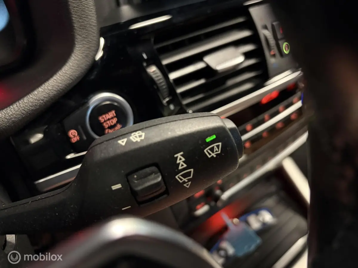 xDrive20i High Executive M SPORT CARBONSCHWARZ / LEDER / NAVI / PDC / STOELVERW. / NAP /