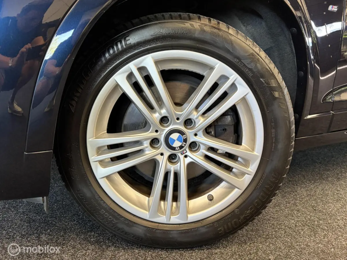 xDrive20i High Executive M SPORT CARBONSCHWARZ / LEDER / NAVI / PDC / STOELVERW. / NAP /