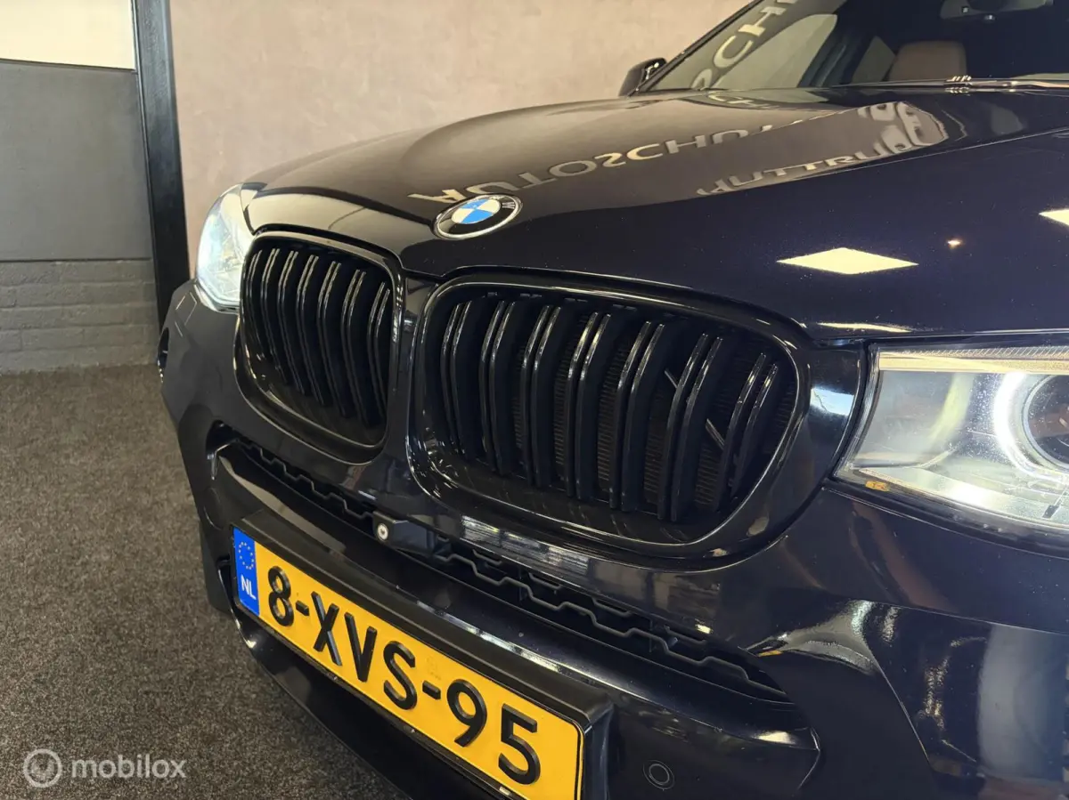 xDrive20i High Executive M SPORT CARBONSCHWARZ / LEDER / NAVI / PDC / STOELVERW. / NAP /