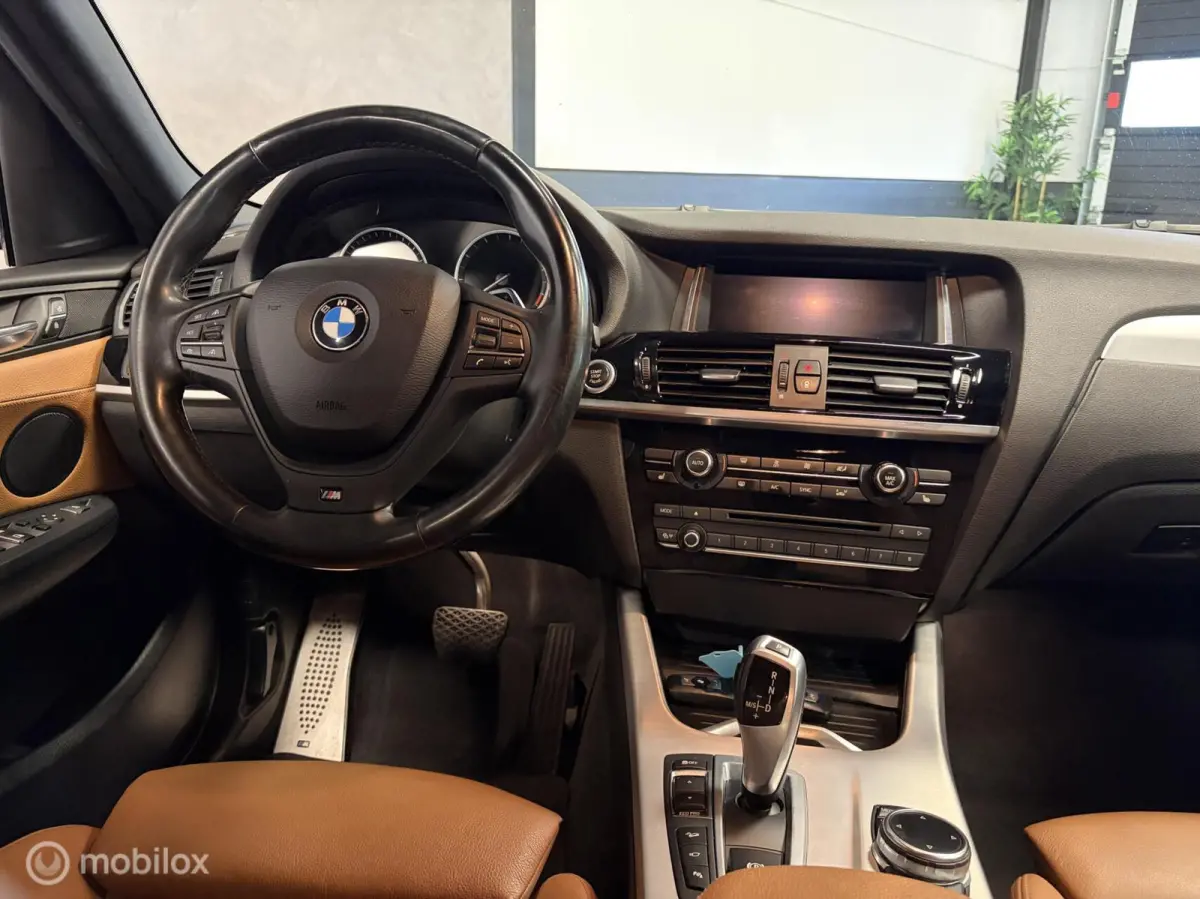 xDrive20i High Executive M SPORT CARBONSCHWARZ / LEDER / NAVI / PDC / STOELVERW. / NAP /