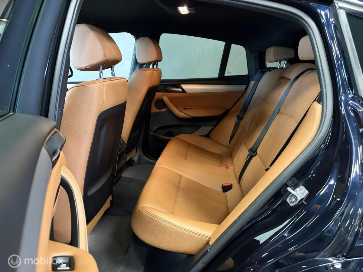 xDrive20i High Executive M SPORT CARBONSCHWARZ / LEDER / NAVI / PDC / STOELVERW. / NAP /