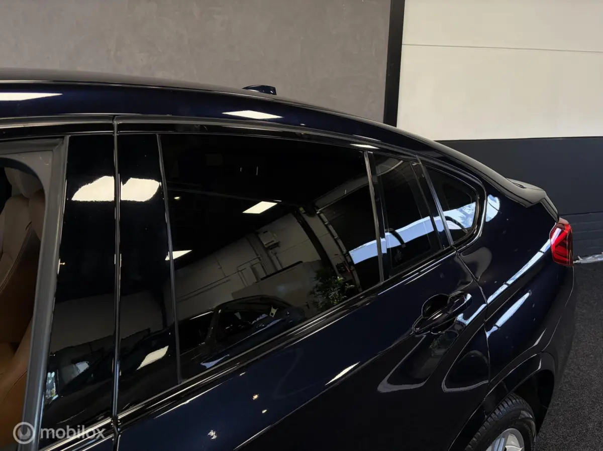 xDrive20i High Executive M SPORT CARBONSCHWARZ / LEDER / NAVI / PDC / STOELVERW. / NAP /