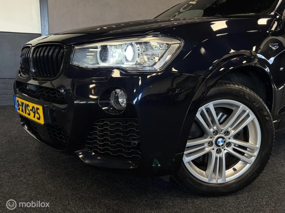xDrive20i High Executive M SPORT CARBONSCHWARZ / LEDER / NAVI / PDC / STOELVERW. / NAP /