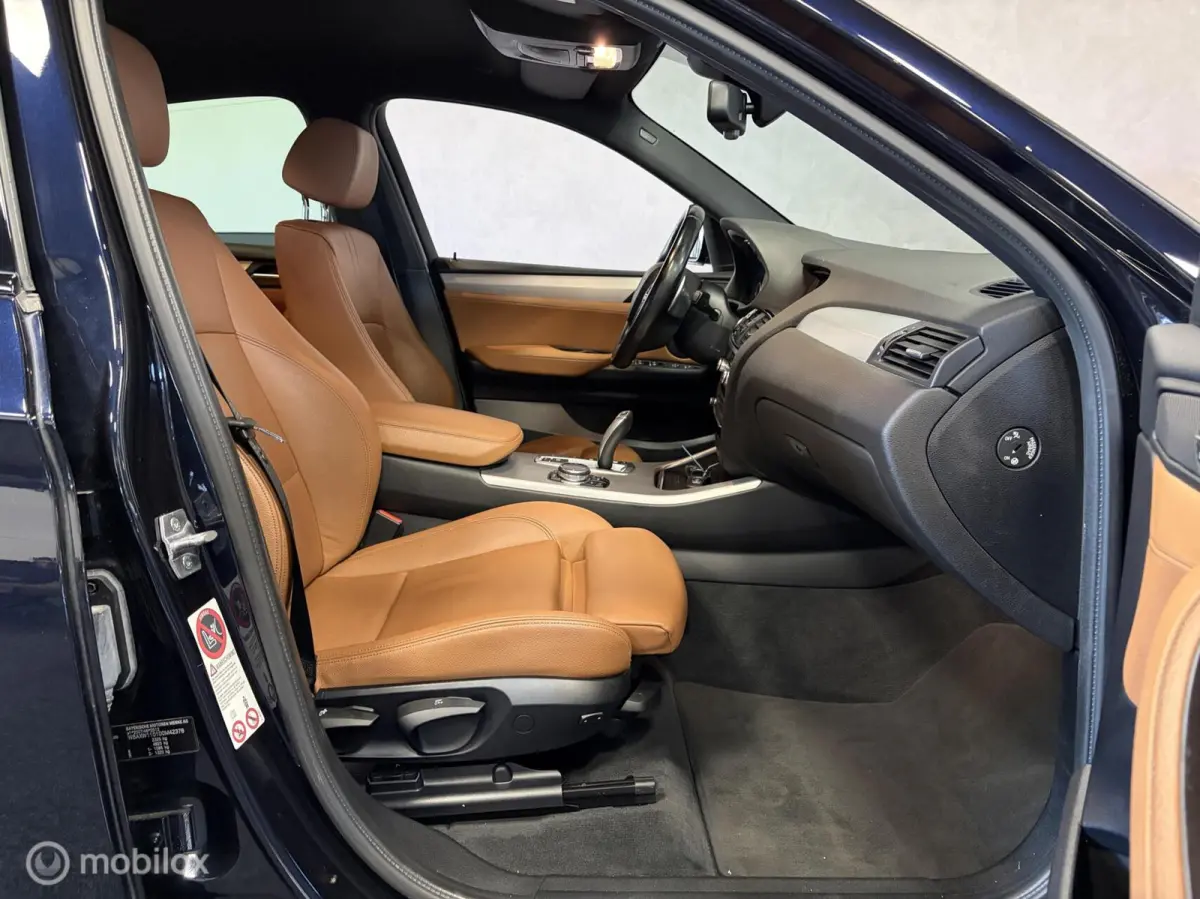 xDrive20i High Executive M SPORT CARBONSCHWARZ / LEDER / NAVI / PDC / STOELVERW. / NAP /