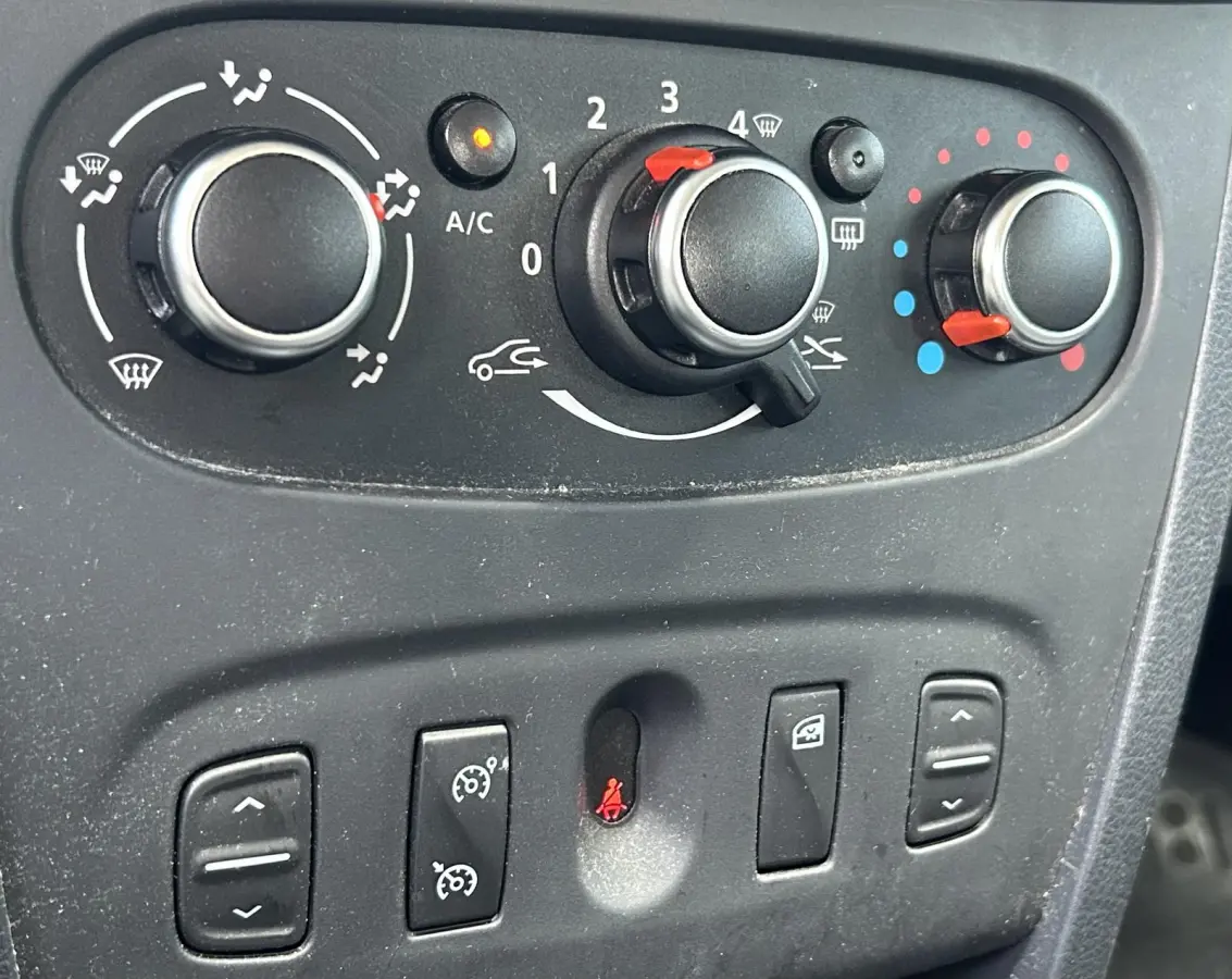 0.9 TCe SL 90PK | 1e Eigenaar! | Volledige Onderhoudshistorie | Nette Staat | NL AUTO | Trekhaak | Parkeersensoren | Airco | Cruise Control | 2 Sleutels |