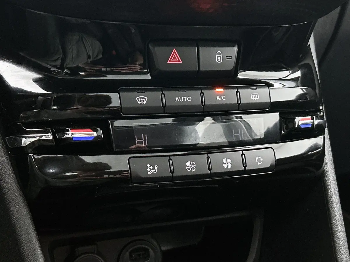 GT-Line 1.2 110pk Automaat | Glazendak | Navigatie | Climate Control | Cruise Control | 17"LMV | Camera |