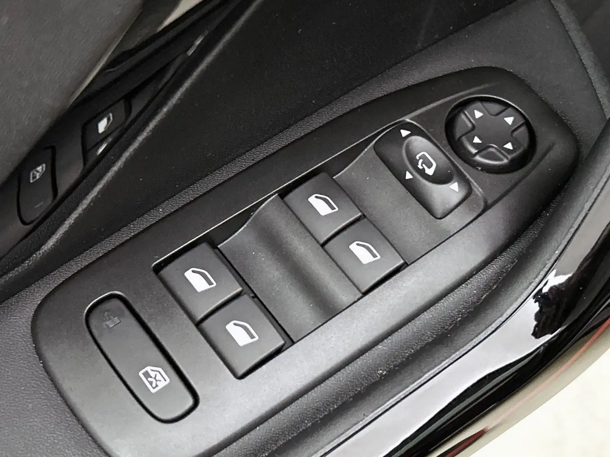 GT-Line 1.2 110pk Automaat | Glazendak | Navigatie | Climate Control | Cruise Control | 17"LMV | Camera |