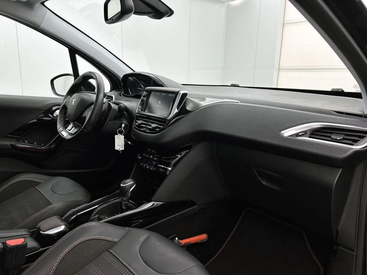 GT-Line 1.2 110pk Automaat | Glazendak | Navigatie | Climate Control | Cruise Control | 17"LMV | Camera |