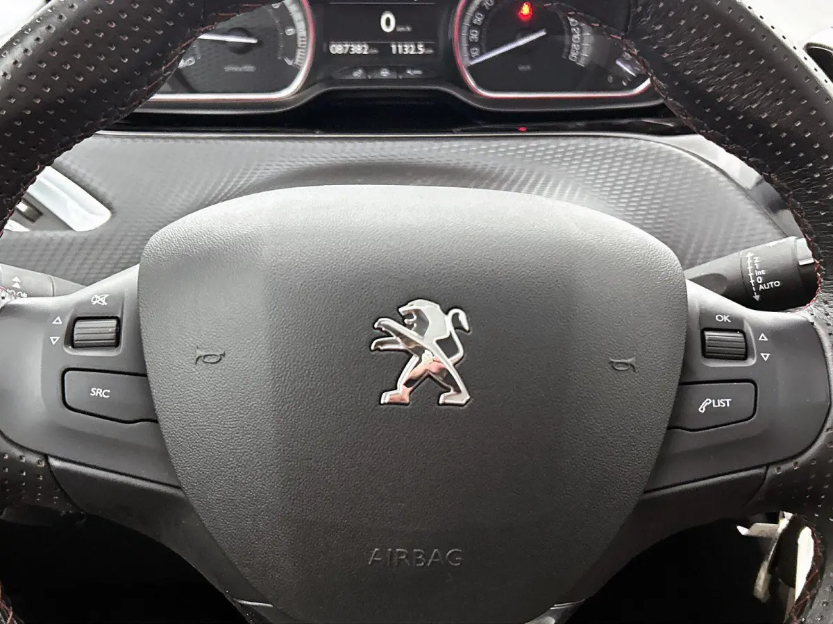 GT-Line 1.2 110pk Automaat | Glazendak | Navigatie | Climate Control | Cruise Control | 17"LMV | Camera |