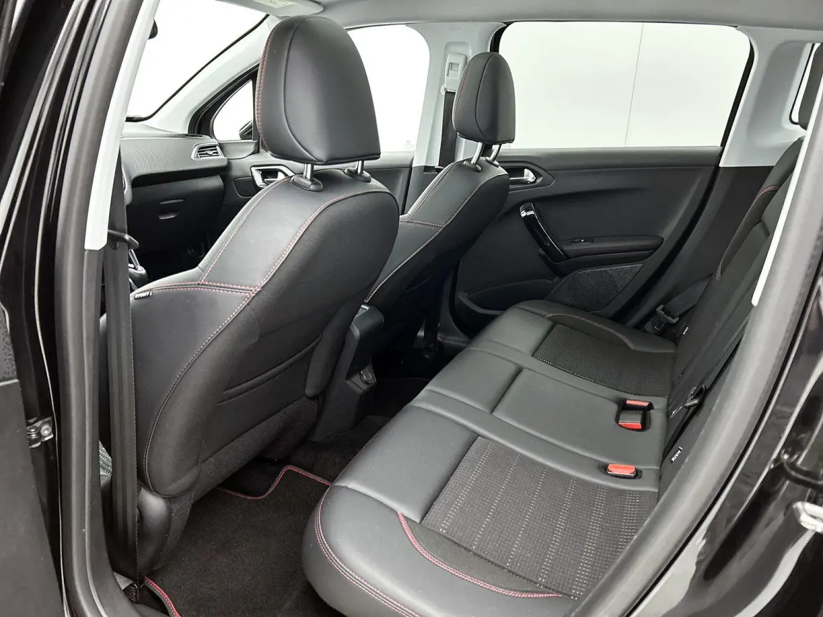 GT-Line 1.2 110pk Automaat | Glazendak | Navigatie | Climate Control | Cruise Control | 17"LMV | Camera |