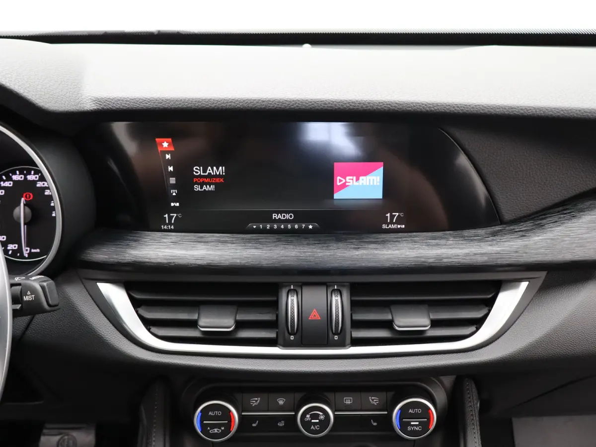 2.0 T AWD B-Tech 280 Pk | Panoramisch schuifdak | Elek. stoelen | Stoel en stuurverwarming | Adaptive Cruise Control | Dodehoekdetectie | Elek. achterklep