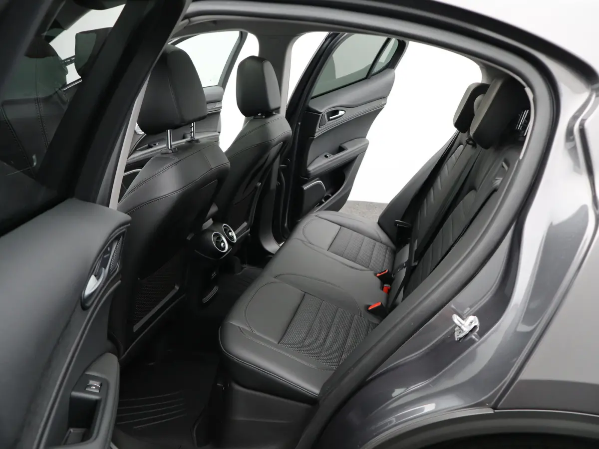 2.0 T AWD B-Tech 280 Pk | Panoramisch schuifdak | Elek. stoelen | Stoel en stuurverwarming | Adaptive Cruise Control | Dodehoekdetectie | Elek. achterklep