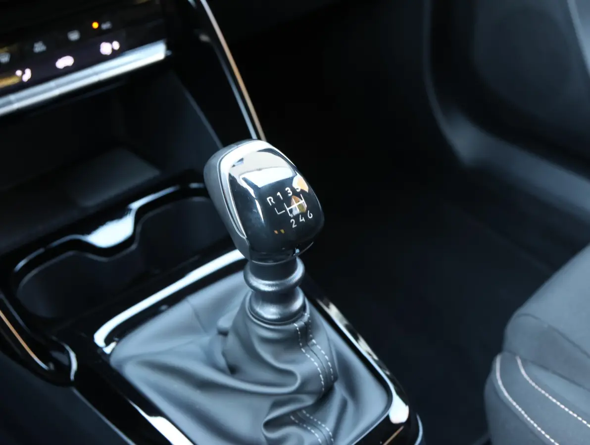 1.2 100pk Plus | Navigatie | Camera | Climate control | Apple en Android | Lichtmetalen velgen