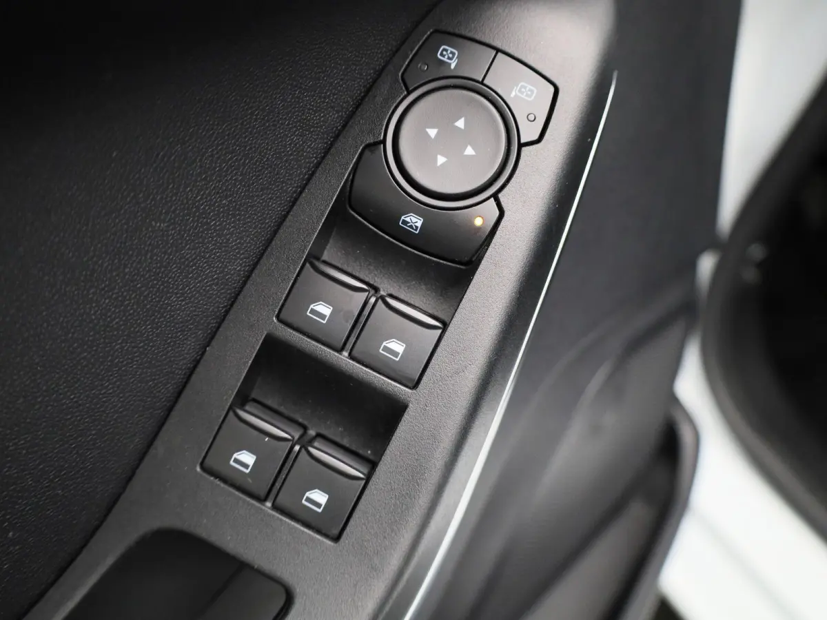 1.0 EcoBoost Hybrid Titanium | Cruise Control | Airco | Parkeersensoren | Apple Carplay/Android Auto |