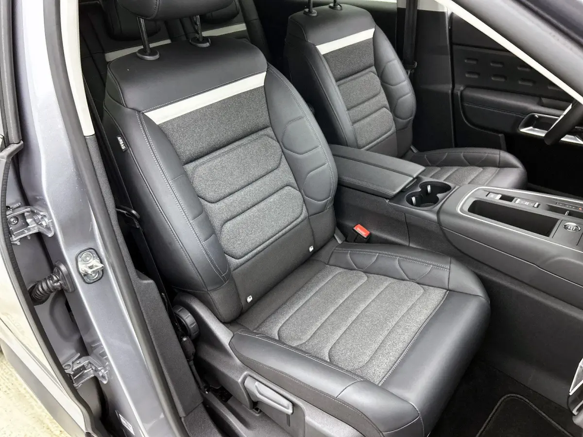 1.6 Plug-in Hybrid Plus 225pk Automaat | Navigatie | Climate Control | Adaptieve Cruise Control | 18"LMV | Dodehoekdetectie | Keyless Entry/Start | LED | Apple Carplay/Android Auto |