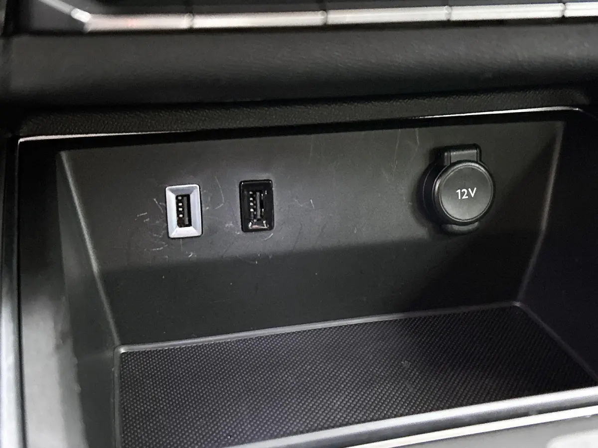 1.6 Plug-in Hybrid Plus 225pk Automaat | Navigatie | Climate Control | Adaptieve Cruise Control | 18"LMV | Dodehoekdetectie | Keyless Entry/Start | LED | Apple Carplay/Android Auto |
