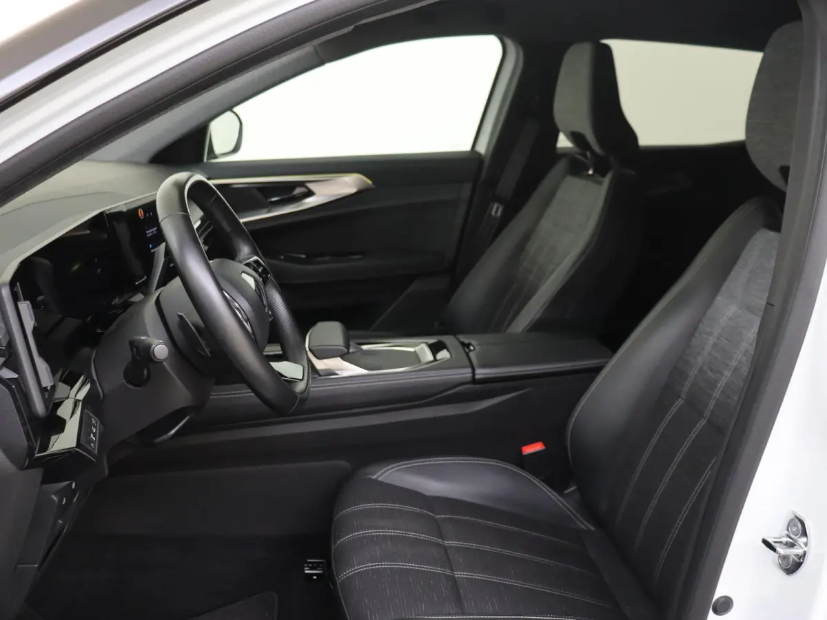 1.2 E-Tech Full Hybrid Techno 200PK | Navigatie | Draadloze Apple & Android Carplay | Parkeersensoren & Camera | Elektrische Achterklep | Ambiance Verlichting | Multi-sense |