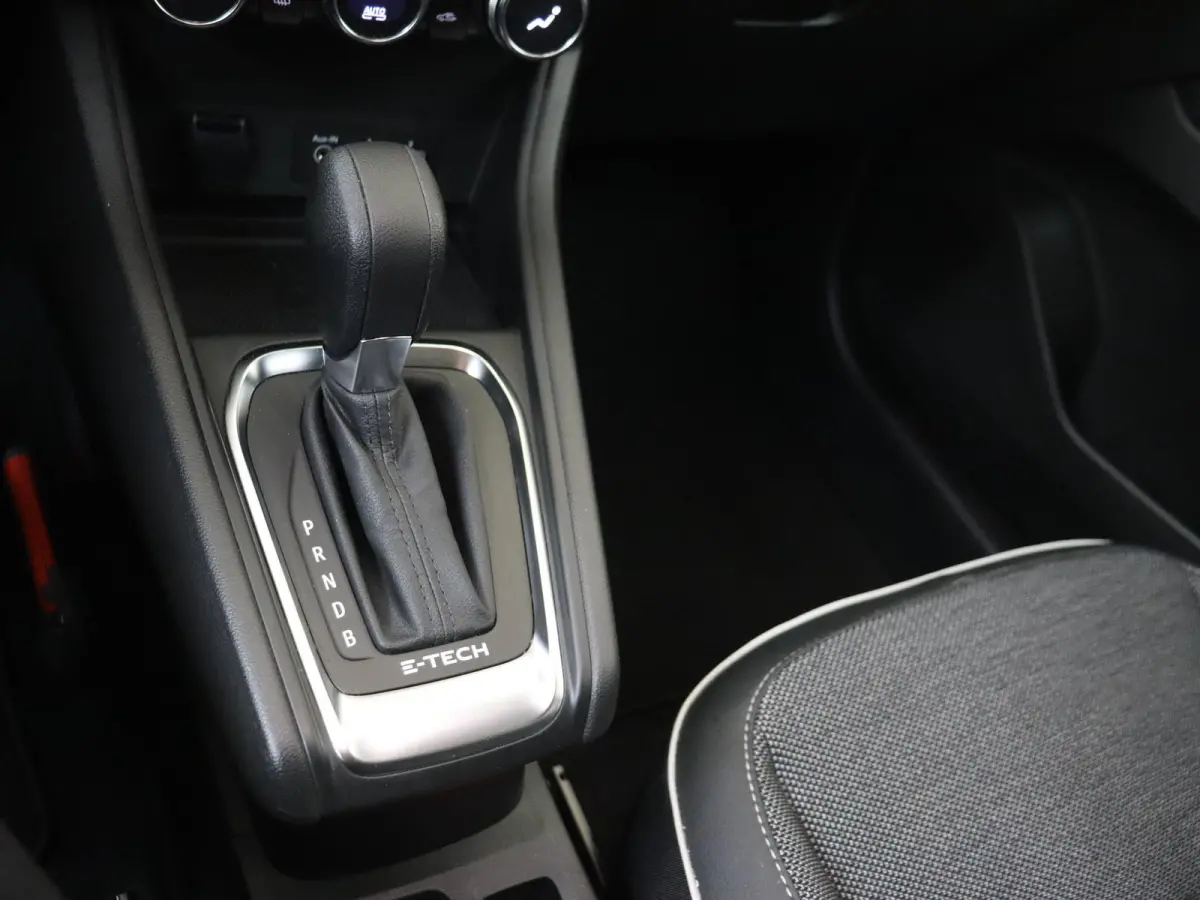 1.6 E-Tech Full Hybrid Techno 145PK | Automaat | Navigatie | Parkeersensoren & Camera | 17'' Velgen | Climate Control | Privacy Glass | Keyless Entry | Apple CarPlay & Android Auto