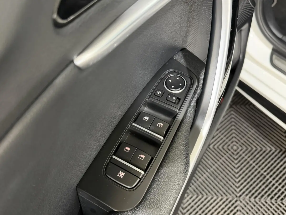120PK T-GDi GT-Line | Schuif/kanteldak | Stoel-en stuurwielverwarming | Elektrische achterklep | Camera | Apple CarPlay/Android Auto | Full LED | All season banden