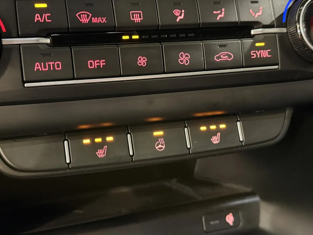 120PK T-GDi GT-Line | Schuif/kanteldak | Stoel-en stuurwielverwarming | Elektrische achterklep | Camera | Apple CarPlay/Android Auto | Full LED | All season banden