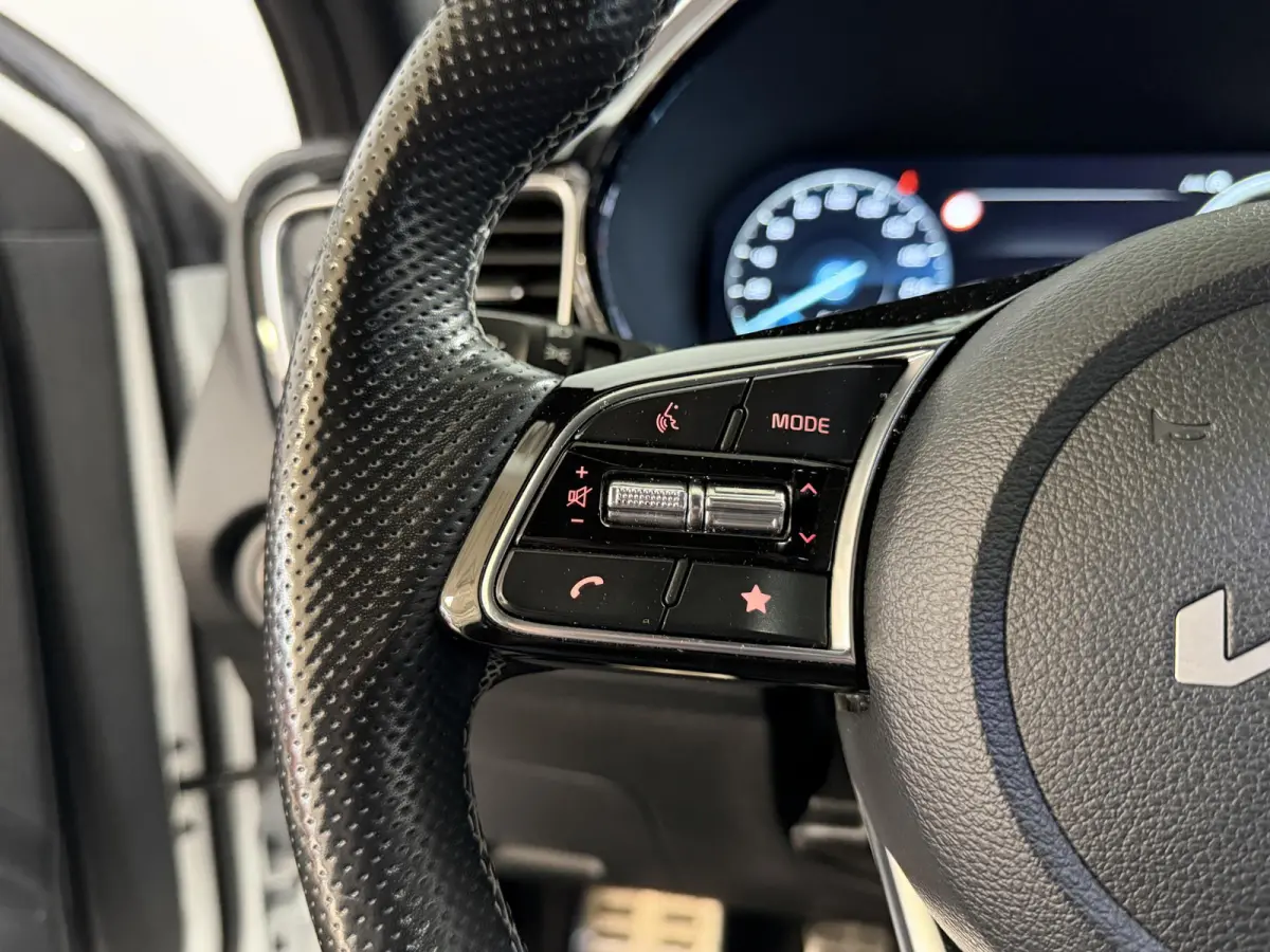 120PK T-GDi GT-Line | Schuif/kanteldak | Stoel-en stuurwielverwarming | Elektrische achterklep | Camera | Apple CarPlay/Android Auto | Full LED | All season banden