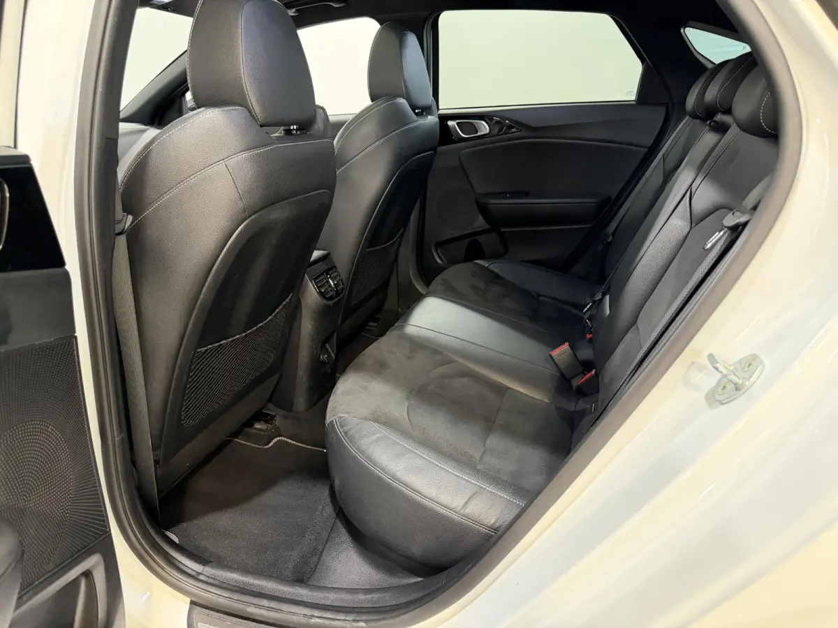 120PK T-GDi GT-Line | Schuif/kanteldak | Stoel-en stuurwielverwarming | Elektrische achterklep | Camera | Apple CarPlay/Android Auto | Full LED | All season banden