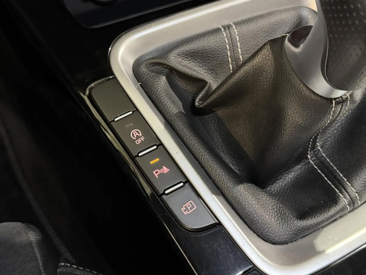 120PK T-GDi GT-Line | Schuif/kanteldak | Stoel-en stuurwielverwarming | Elektrische achterklep | Camera | Apple CarPlay/Android Auto | Full LED | All season banden