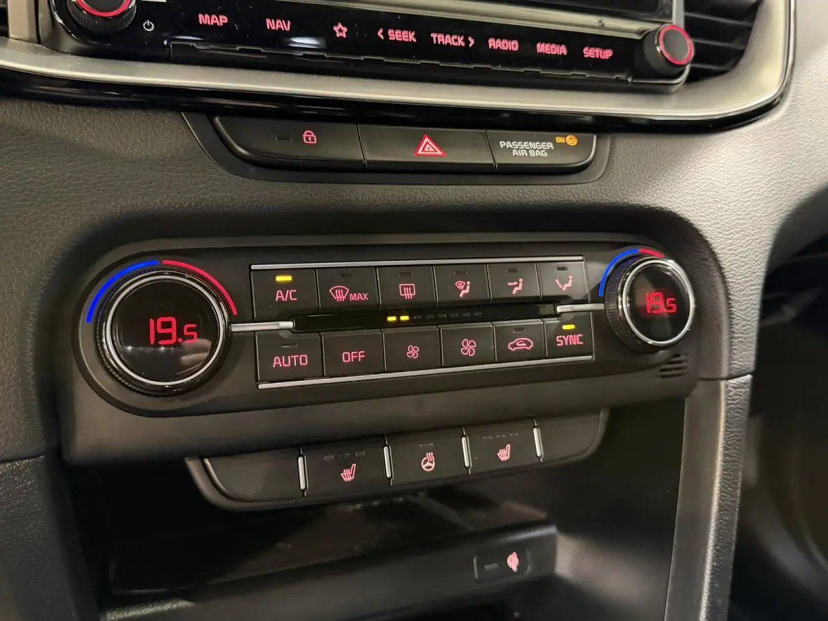 120PK T-GDi GT-Line | Schuif/kanteldak | Stoel-en stuurwielverwarming | Elektrische achterklep | Camera | Apple CarPlay/Android Auto | Full LED | All season banden