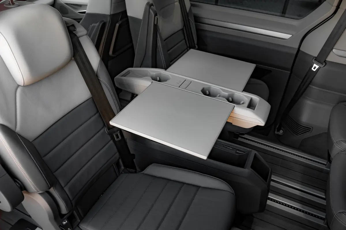 Bulli eHybrid L2 4MOTION | Leder | Panorama Dak | Trekhaak | Multifunctionele Tafel | 4 Seizoenen Banden
