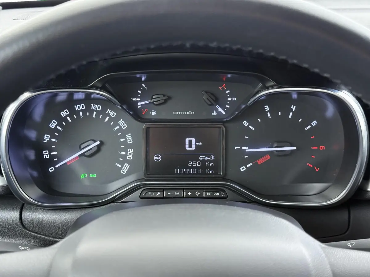 Shine 82pk | Navigatie | Automatische airco | Camera achter | Parkeersensoren | Cruise control | In hoogte verstelbare bestuurdersstoel | Lichtmetalen velgen 17 inch