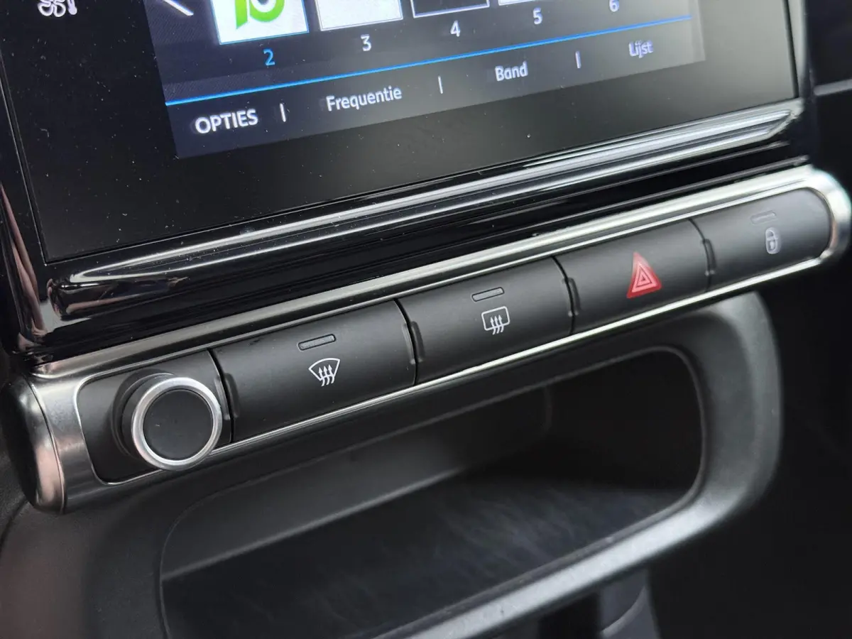Shine 82pk | Navigatie | Automatische airco | Camera achter | Parkeersensoren | Cruise control | In hoogte verstelbare bestuurdersstoel | Lichtmetalen velgen 17 inch
