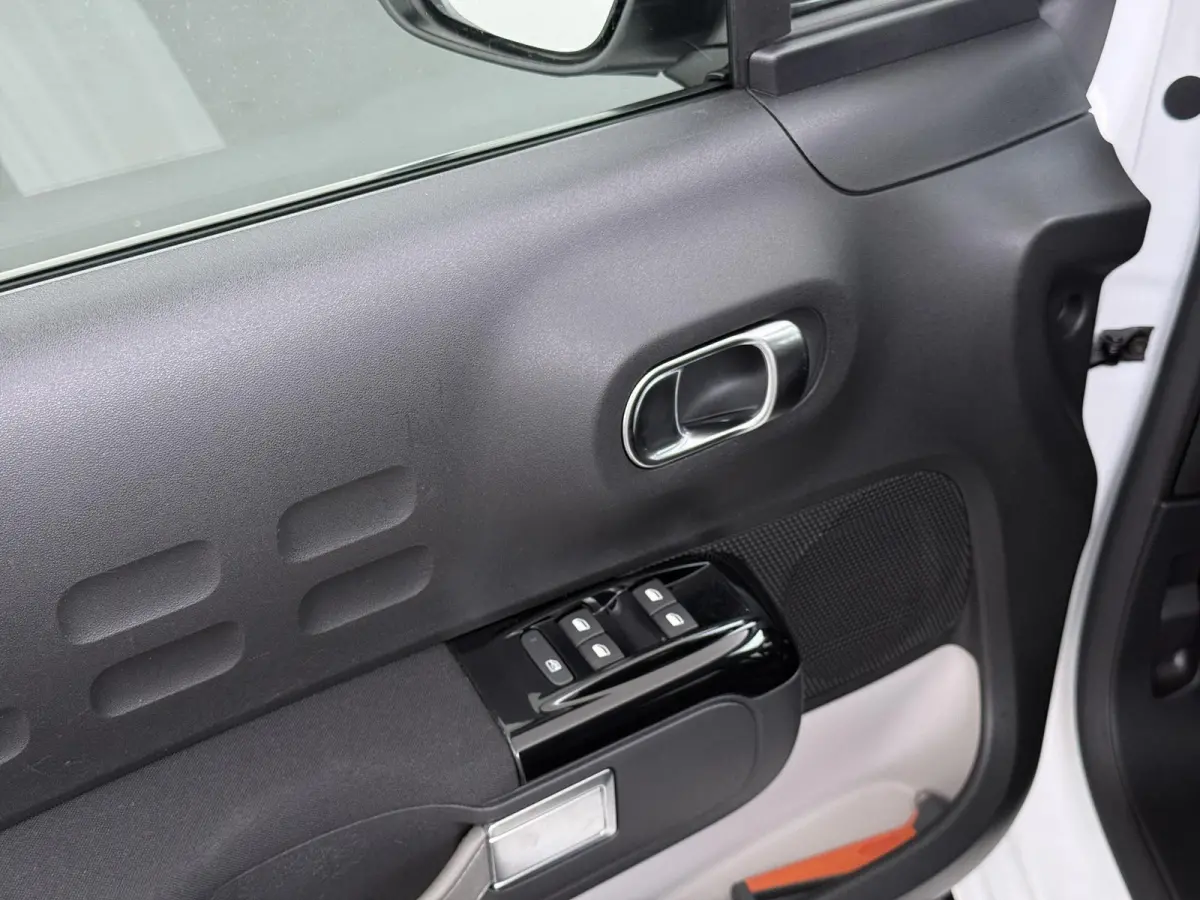 Shine 82pk | Navigatie | Automatische airco | Camera achter | Parkeersensoren | Cruise control | In hoogte verstelbare bestuurdersstoel | Lichtmetalen velgen 17 inch