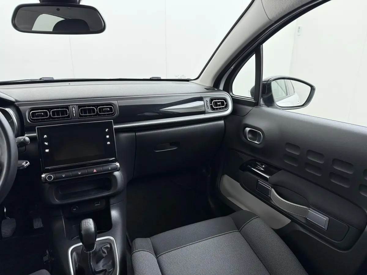 Shine 82pk | Navigatie | Automatische airco | Camera achter | Parkeersensoren | Cruise control | In hoogte verstelbare bestuurdersstoel | Lichtmetalen velgen 17 inch