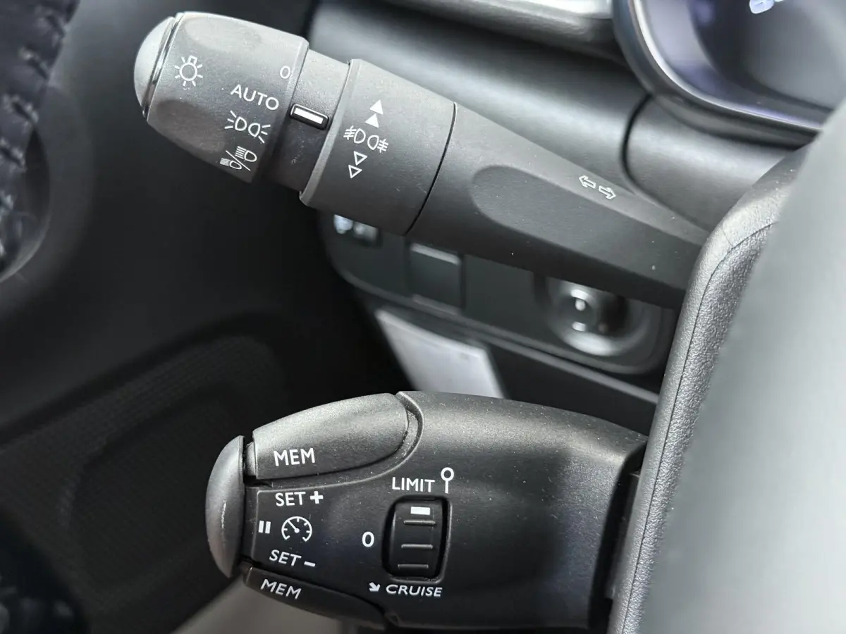 Shine 82pk | Navigatie | Automatische airco | Camera achter | Parkeersensoren | Cruise control | In hoogte verstelbare bestuurdersstoel | Lichtmetalen velgen 17 inch
