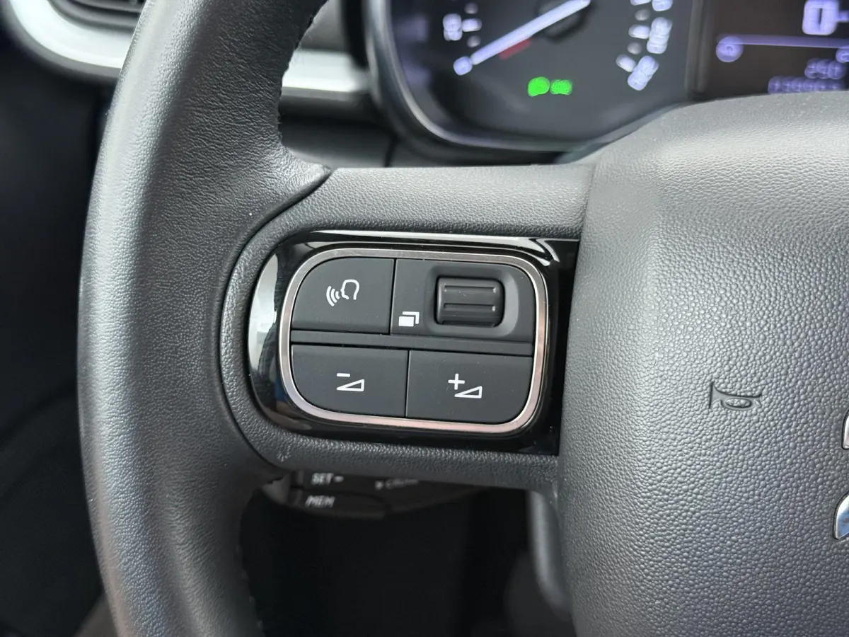 Shine 82pk | Navigatie | Automatische airco | Camera achter | Parkeersensoren | Cruise control | In hoogte verstelbare bestuurdersstoel | Lichtmetalen velgen 17 inch