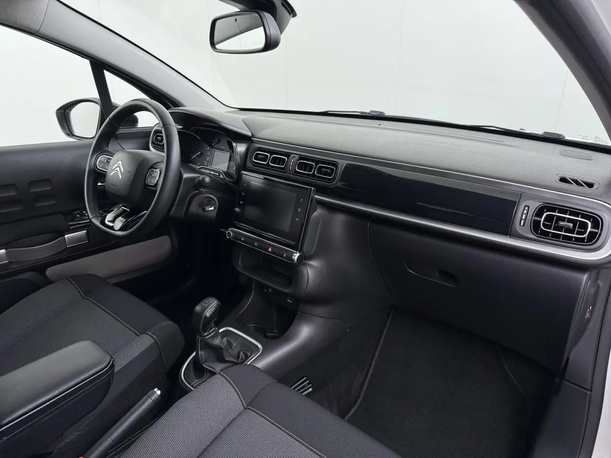 Shine 82pk | Navigatie | Automatische airco | Camera achter | Parkeersensoren | Cruise control | In hoogte verstelbare bestuurdersstoel | Lichtmetalen velgen 17 inch