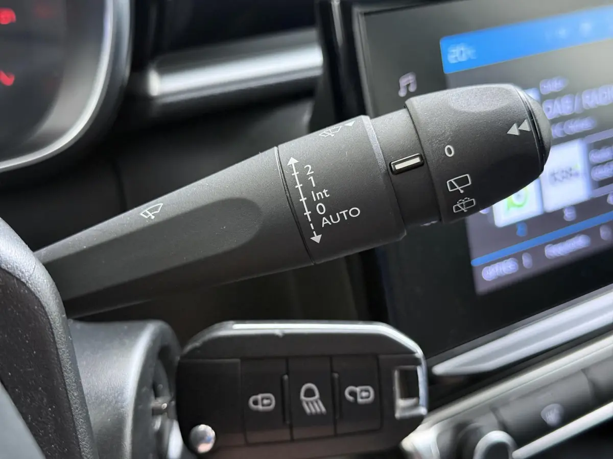 Shine 82pk | Navigatie | Automatische airco | Camera achter | Parkeersensoren | Cruise control | In hoogte verstelbare bestuurdersstoel | Lichtmetalen velgen 17 inch