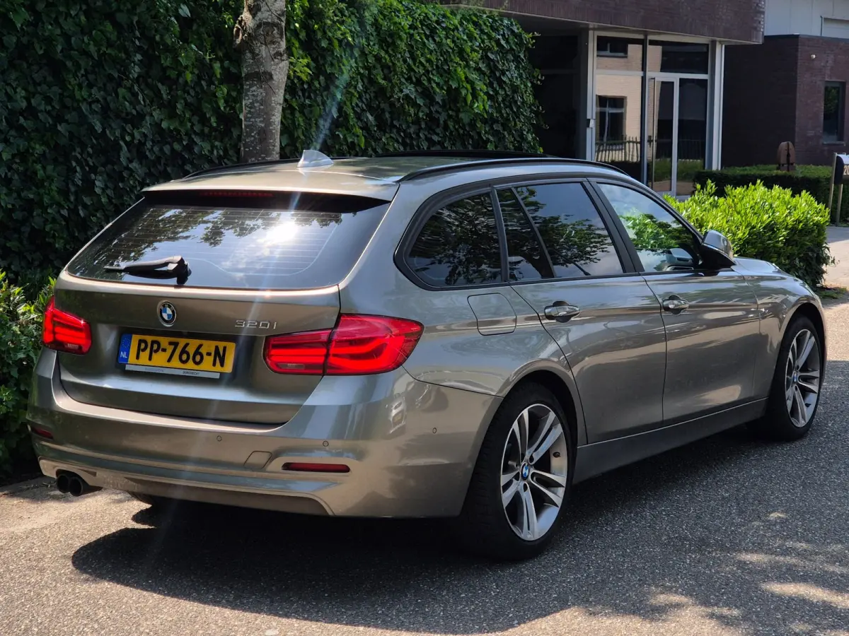 320i High Executive Panorama HUD CarPlay 360 camera 320i High Executive