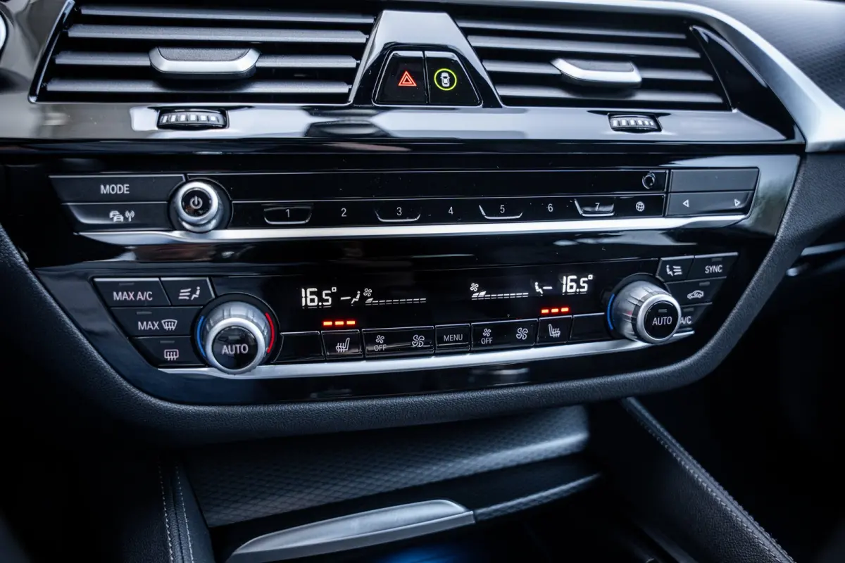 530e M-Sport Business Edition Plus | Herman Kardon || Achteruitrijcamera | Apple Carplay/Android Auto|telefoonintegratie premium | Trekhaak elektrisch uitklapbaar