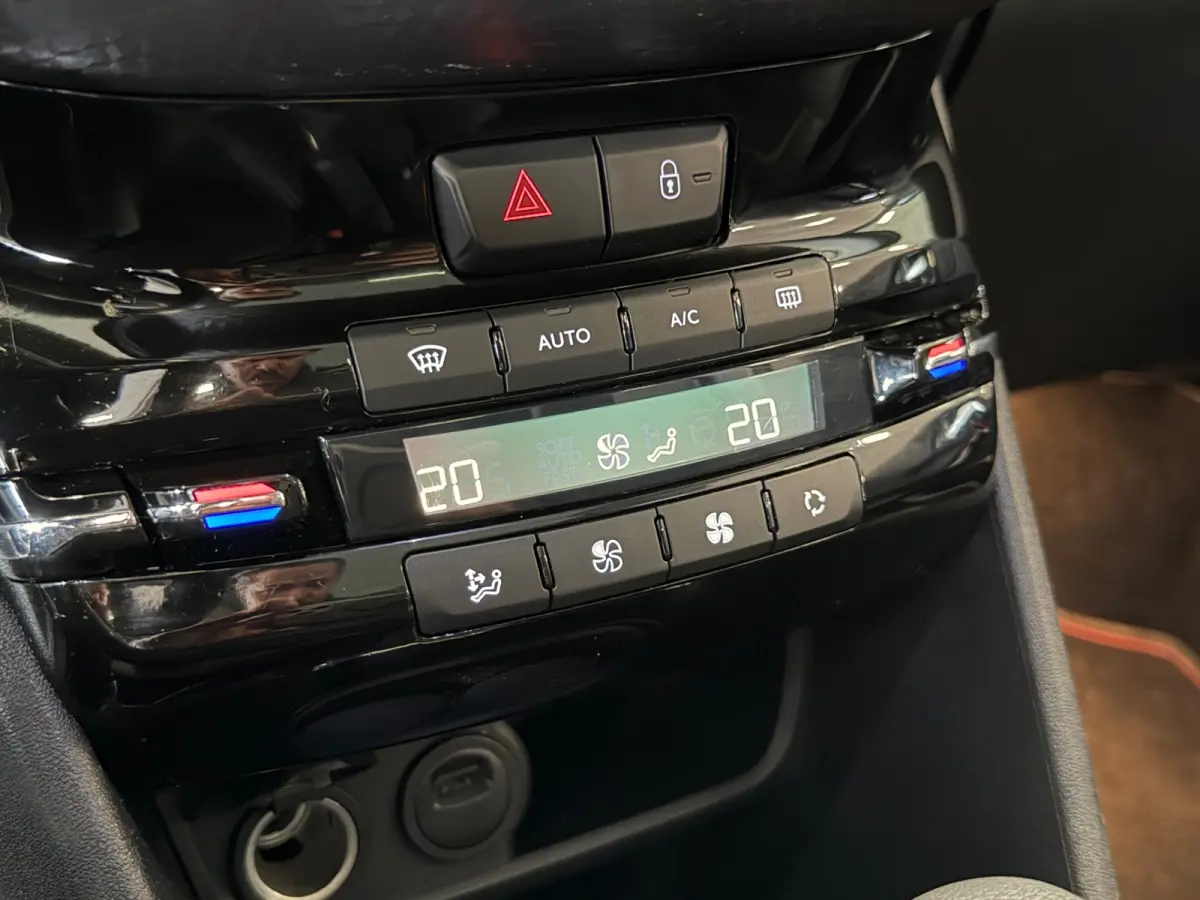 1.2 PureTech GT-Line|NAVI|CAMERA|PANORAMA|CRUISE