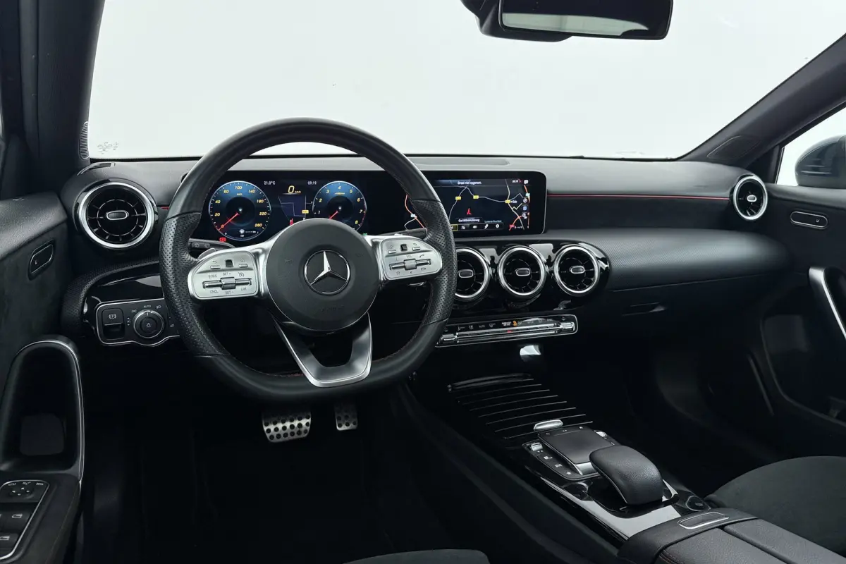 180 Business Solution AMG-Line | Panoramadak | Stoelverwarming | Climate Control | Dealer Ond. | CarPlay |