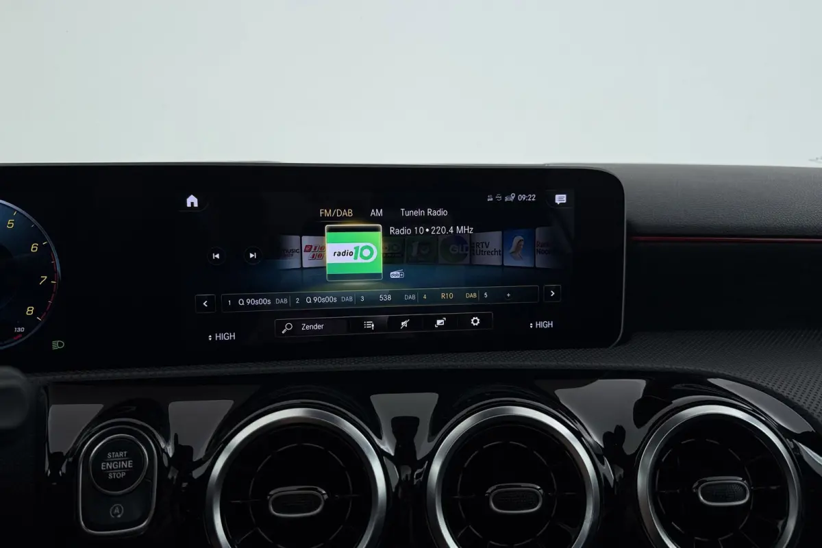 180 Business Solution AMG-Line | Panoramadak | Stoelverwarming | Climate Control | Dealer Ond. | CarPlay |