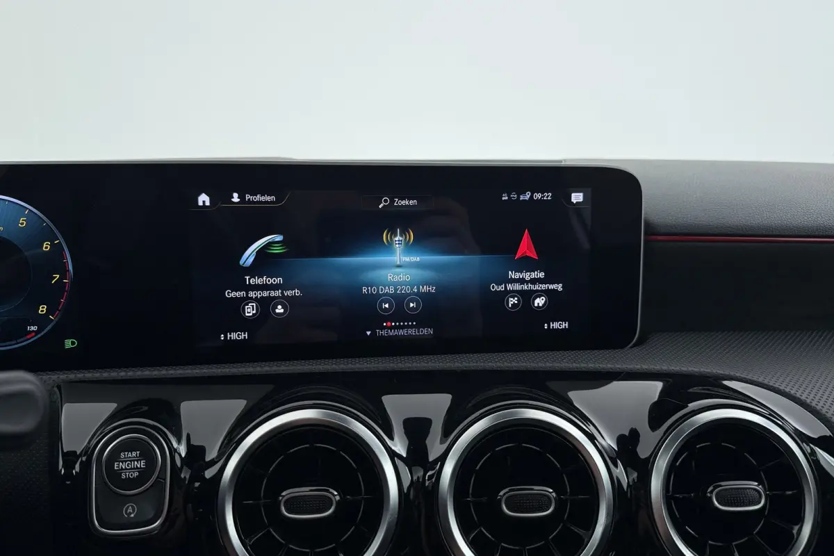 180 Business Solution AMG-Line | Panoramadak | Stoelverwarming | Climate Control | Dealer Ond. | CarPlay |