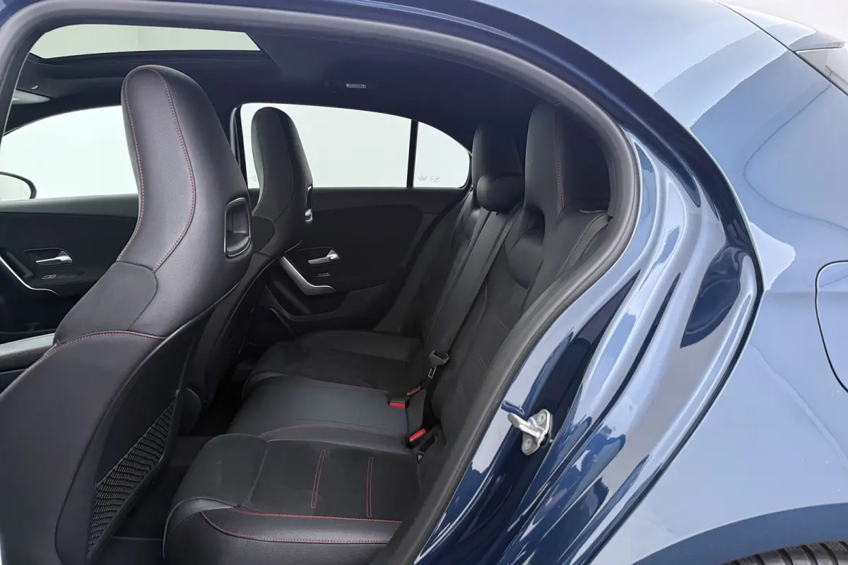 180 Business Solution AMG-Line | Panoramadak | Stoelverwarming | Climate Control | Dealer Ond. | CarPlay |
