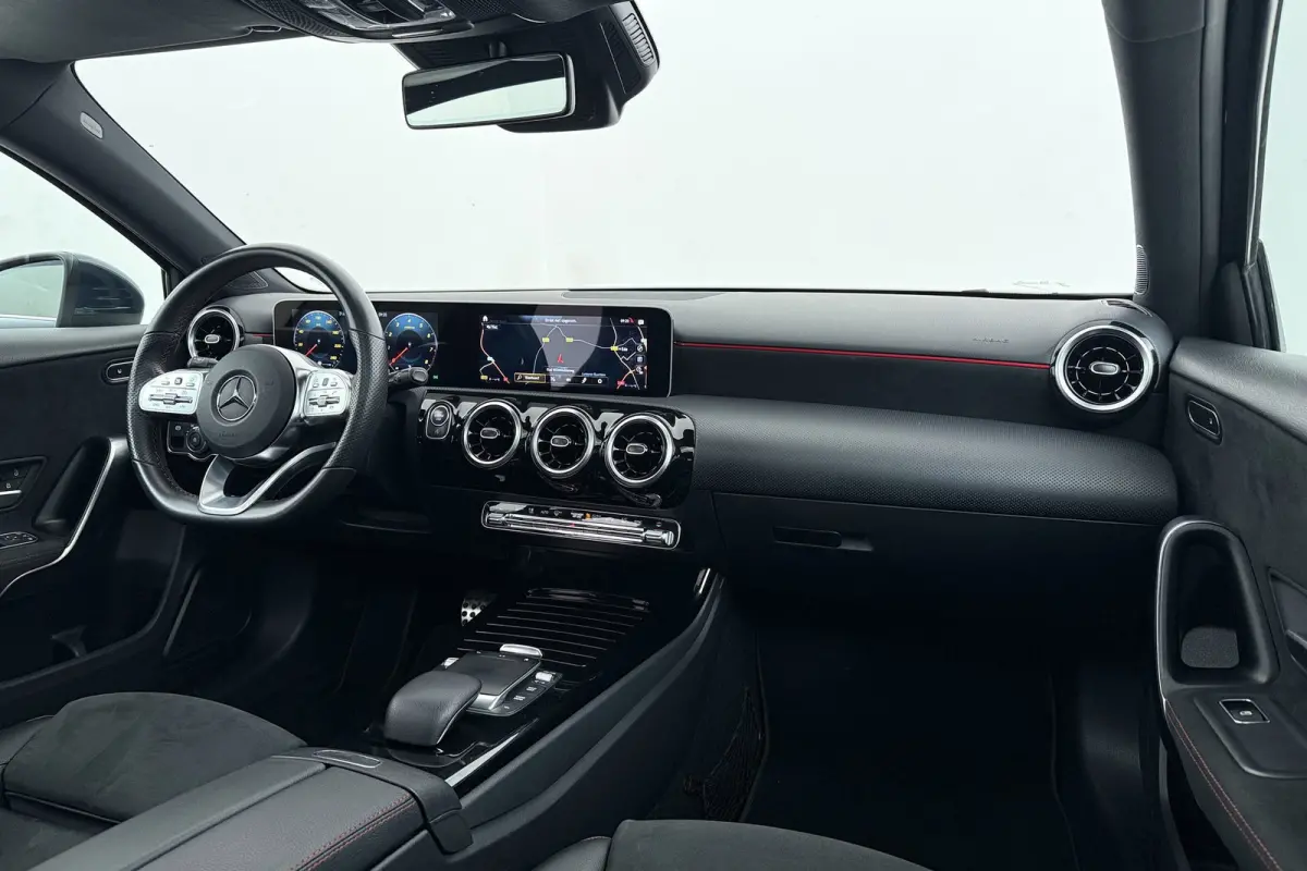 180 Business Solution AMG-Line | Panoramadak | Stoelverwarming | Climate Control | Dealer Ond. | CarPlay |