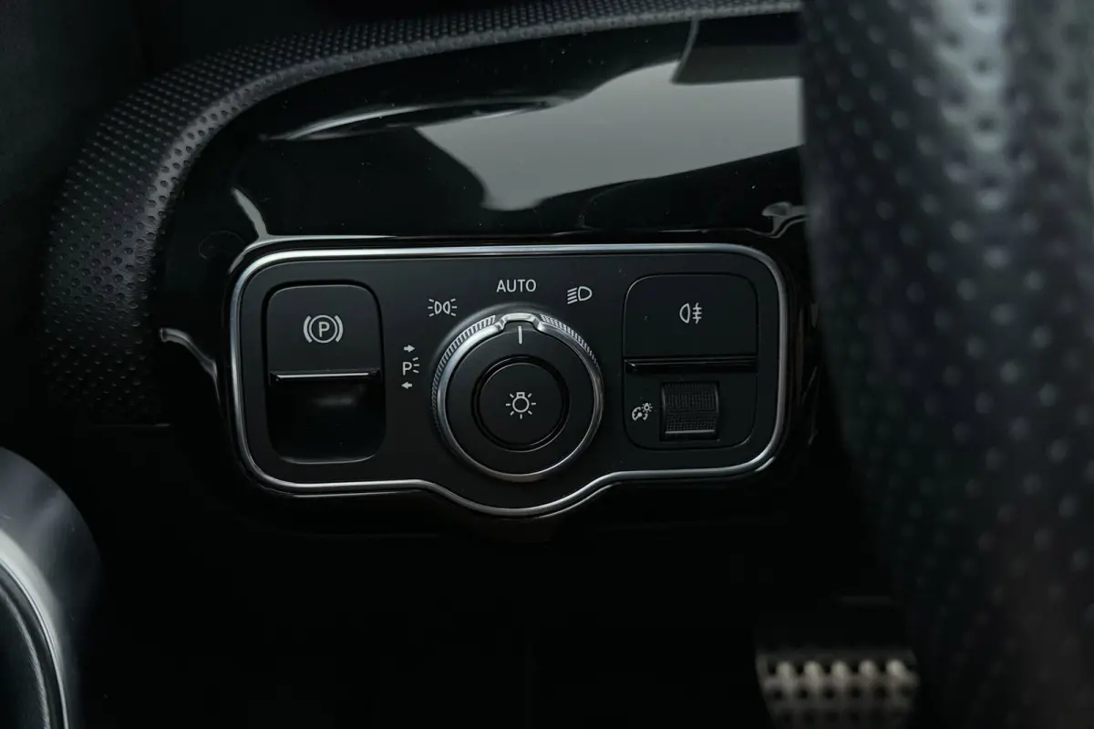 180 Business Solution AMG-Line | Panoramadak | Stoelverwarming | Climate Control | Dealer Ond. | CarPlay |