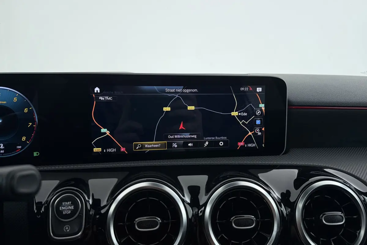 180 Business Solution AMG-Line | Panoramadak | Stoelverwarming | Climate Control | Dealer Ond. | CarPlay |