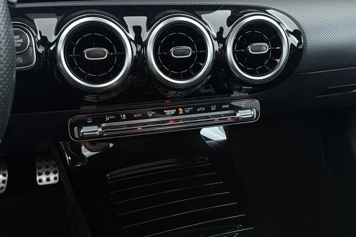 180 Business Solution AMG-Line | Panoramadak | Stoelverwarming | Climate Control | Dealer Ond. | CarPlay |